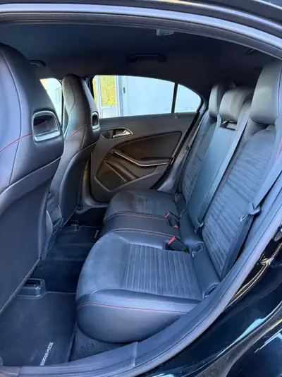 Mercedes-Benz Classe A 200 AMG Line — Berline compacte premium, entretien suivi — Miniatura 20