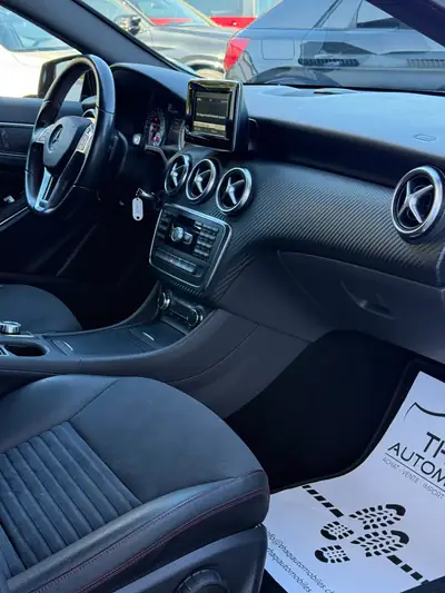 Mercedes-Benz Classe A 200 AMG Line — Berline compacte premium, entretien suivi — Miniatura 24