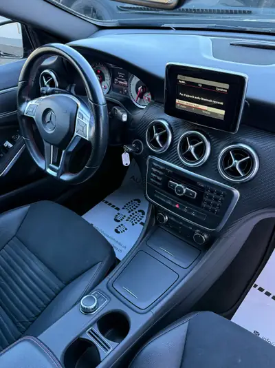 Mercedes-Benz Classe A 200 AMG Line — Berline compacte premium, entretien suivi — Miniatura 25