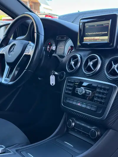 Mercedes-Benz Classe A 200 AMG Line — Berline compacte premium, entretien suivi — Miniatura 26