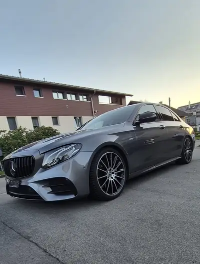 Mercedes-Benz E 53 AMG 4Matic+ — Berline sport hybride, 457 ch et technologie MHEV — vue extérieure