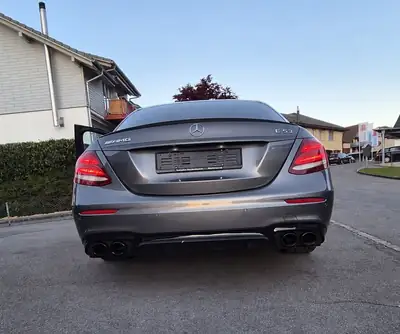 Mercedes-Benz E 53 AMG 4Matic+ — Berline sport hybride, 457 ch et technologie MHEV — côté