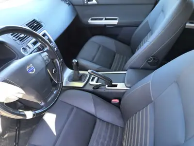 Volvo V50 2.0 D Momentum — Break diesel fiable, 311 000 km, sans sinistre — tableau de bord