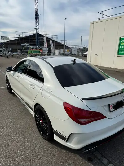 Mercedes-Benz CLA 45 AMG 4MATIC — Berline sportive 360 ch, traction intégrale, 81 750 km — side view