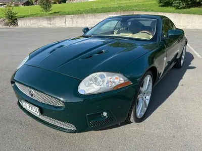 Jaguar XK 4.2 V8 XKR — Coupé British Racing Green, 416 ch superchargé, Youngtimer d'exception — vue extérieure