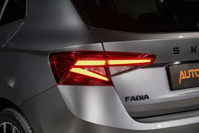 Skoda Fabia 1.0 TSI Monte Carlo DSG — Citadine dynamique, garantie usine 5 ans — Miniatura 28