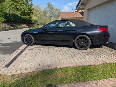 BMW 640i xDrive Cabriolet — Décapotable premium, 320 ch, cuir brun et technologie Harman Kardon — vista posteriore