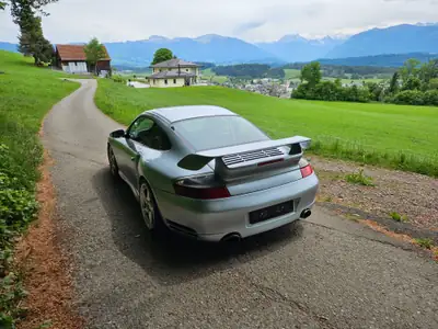 Porsche 911 Turbo 2002 — Légendaire coupé sport 420 ch, sans accident — vista posteriore