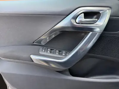 Peugeot 2008 1.6 BlueHDi Allure — SUV compact diesel économe, sans accident — Miniatur 12