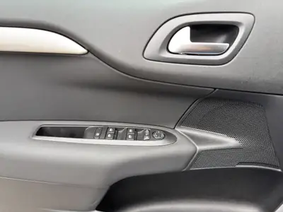 Citroën C4 1.2 PureTech Feel — Berline urbaine automatique, moteur efficient — Miniatur 12