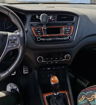Hyundai i20 1.0 T-GDi 120 Amplia — Citadine dynamique, sans accident, consommation exemplaire — Armaturenbrett