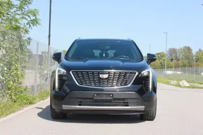 Cadillac XT4 2.0 T Premium Luxury AWD — SUV Premium américain, 32 800 km seulement — fianco
