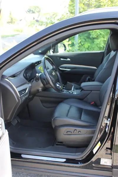Cadillac XT4 2.0 T Premium Luxury AWD — SUV Premium américain, 32 800 km seulement — interni