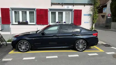 BMW 530d xDrive M Paket — Berline de prestige, 265 ch diesel et traction intégrale — vista posteriore