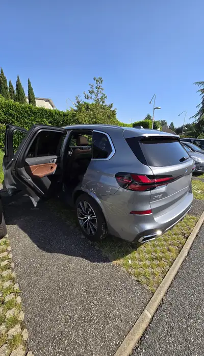 BMW X5 40i xDrive M Sport — SUV 7 places, 381 ch et technologie 48V — vista posteriore