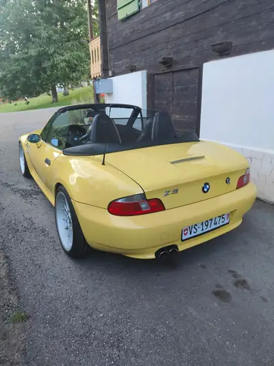 BMW Z3 2.8 — Roadster de légende jaune Dakar, moteur 6-cylindres mythique — détail