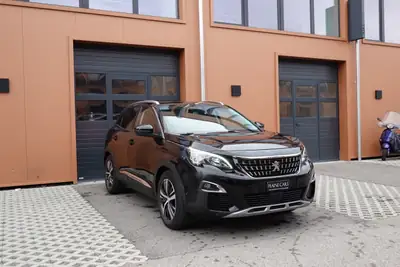 Peugeot 3008 1.2 PureTech — SUV polyvalent, toit panoramique, faible consommation — rear view