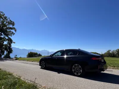 BMW 520i M Sport 2024 — Berline premium hybride légère, 16'000 km seulement — side view