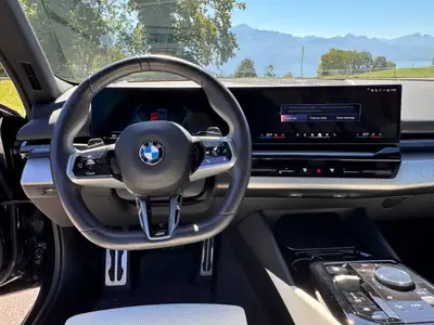 BMW 520i M Sport 2024 — Berline premium hybride légère, 16'000 km seulement — interior