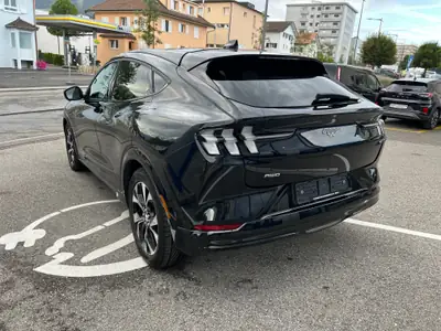 Ford Mustang MACH-E AWD 91 kWh — SUV électrique haute performance, 91'300 km — Heckansicht