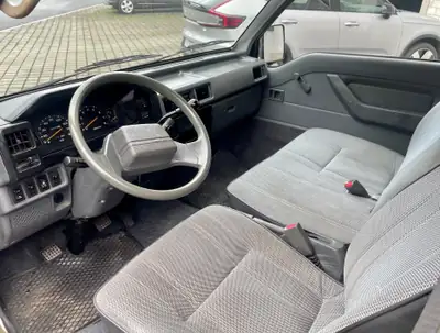 Mitsubishi L300 Oldtimer 9 Places — Bus rétro essence, immatriculé véhicule de collection — intérieur