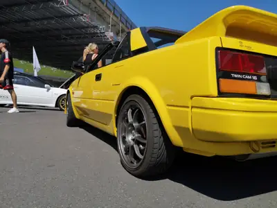 Toyota MR2 AW11 T-Bar 1987 — Légendaire roadster mid-engine, histoire documentée — fianco
