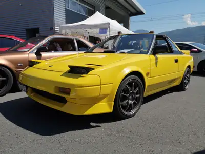 Toyota MR2 AW11 T-Bar 1987 — Légendaire roadster mid-engine, histoire documentée — vista esterna