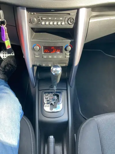 Peugeot 207 Cabriolet 1.6 Sport — Décapotable élégante, parfait état, 98 500 km — tableau de bord