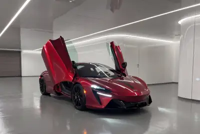 McLaren Artura 2025 — Hypercar hybride 700 ch, 4600 km seulement — vue extérieure