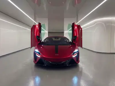 McLaren Artura 2025 — Hypercar hybride 700 ch, 4600 km seulement — côté