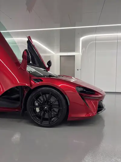 McLaren Artura 2025 — Hypercar hybride 700 ch, 4600 km seulement — intérieur