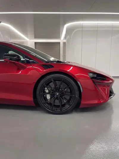 McLaren Artura 2025 — Hypercar hybride 700 ch, 4600 km seulement — détail