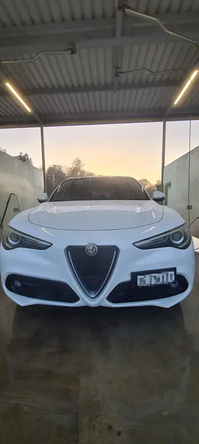 Alfa Romeo Stelvio Q4 210 PS — SUV premium diesel, toit panoramique, 4x4 intégral — exterior view
