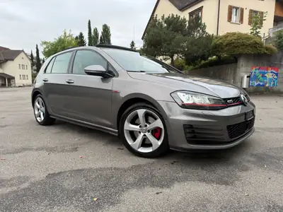 VW Golf 2.0 TSI GTI DSG — Sportive performante avec toit panoramique et équipements premium — vista esterna