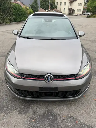 VW Golf 2.0 TSI GTI DSG — Sportive performante avec toit panoramique et équipements premium — vista posteriore