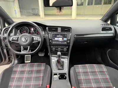 VW Golf 2.0 TSI GTI DSG — Sportive performante avec toit panoramique et équipements premium — dettaglio