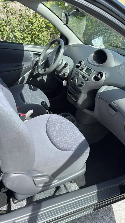 Toyota Yaris 1.3 16V Linea Luna 2002 — Citadine fiable, entretien économique — intérieur