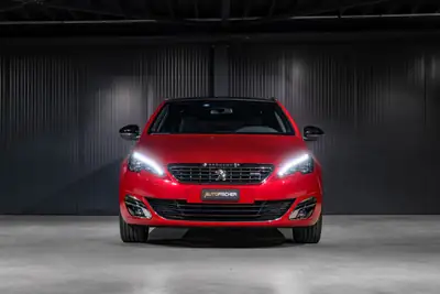 Peugeot 308 SW 1.2 THP Allure — Break pratique, toit panoramique, véhicule sans sinistre — Heckansicht