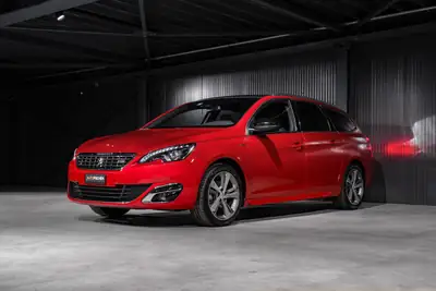 Peugeot 308 SW 1.2 THP Allure — Break pratique, toit panoramique, véhicule sans sinistre — Innenraum
