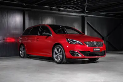 Peugeot 308 SW 1.2 THP Allure — Break pratique, toit panoramique, véhicule sans sinistre — Armaturenbrett