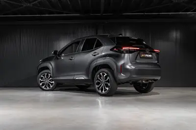 Toyota Yaris Cross 1.5 e-CVT — Hybride compact, neuf avec 9900 km seulement — Seitenansicht