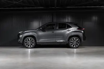 Toyota Yaris Cross 1.5 e-CVT — Hybride compact, neuf avec 9900 km seulement — Heckansicht
