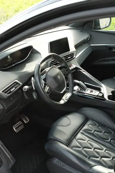 Peugeot 3008 1.6 THP GT Line — SUV élégant, peu kilométré, ceinture de sécurité affûtée — dashboard