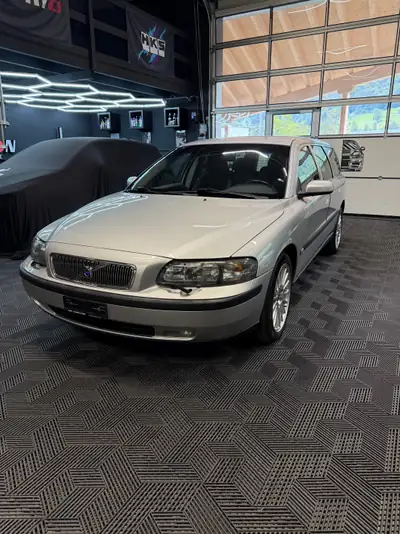 Volvo V70 2.5T — Break suédois fiable, frais révisé et 8 pneus neufs — vista esterna
