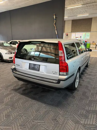 Volvo V70 2.5T — Break suédois fiable, frais révisé et 8 pneus neufs — vista posteriore