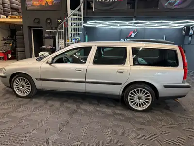 Volvo V70 2.5T — Break suédois fiable, frais révisé et 8 pneus neufs — fianco