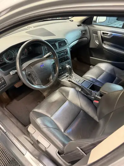 Volvo V70 2.5T — Break suédois fiable, frais révisé et 8 pneus neufs — dettaglio