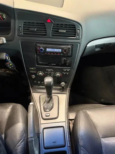 Volvo V70 2.5T — Break suédois fiable, frais révisé et 8 pneus neufs — Miniatura 9