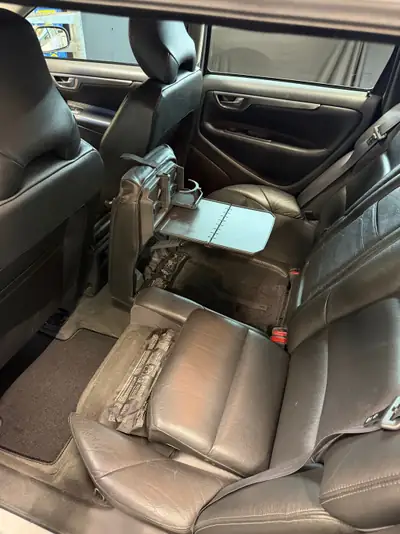 Volvo V70 2.5T — Break suédois fiable, frais révisé et 8 pneus neufs — Miniatura 11