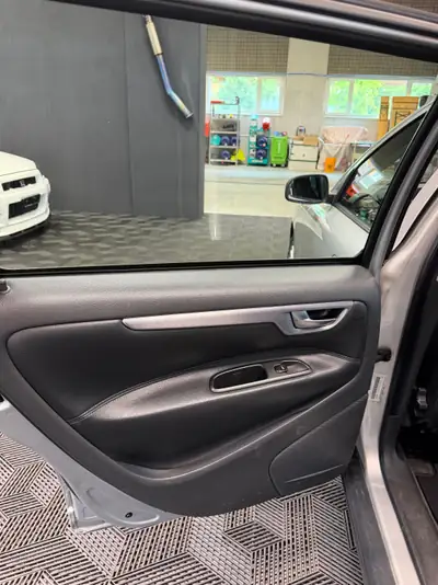 Volvo V70 2.5T — Break suédois fiable, frais révisé et 8 pneus neufs — Miniatura 15